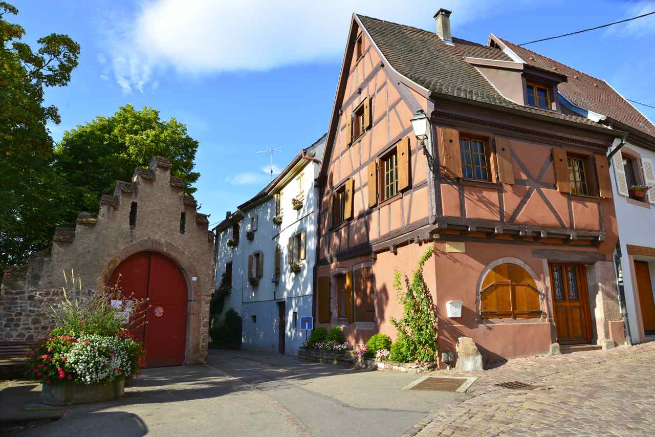 A gauche, l'entrée d'un des trois châteaux du village, Gueberschwihr
